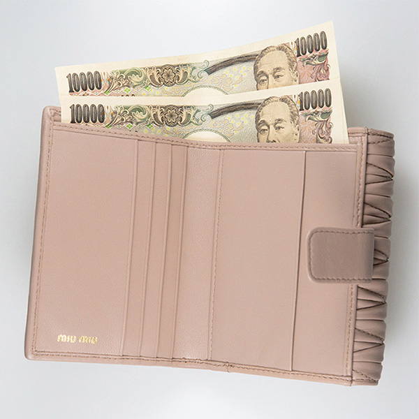 さっと取り出せる便利な収納ポケット♪ MIUMIU 二つ折り財布 5MH523